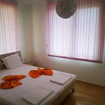Delfin Port Apartments - Prime Location & Parking & Pet Friendly Sweti Wlas