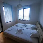 Apartment Delfin Port Apartments - Prime Location & Parking & Pet Friendly Sveti Vlas