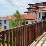 Apartment Delfin Port Apartments - Prime Location & Parking & Pet Friendly Sweti Wlas