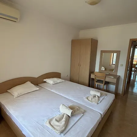 Apartment Delfin Port - Prime Location & Parking & Pet Friendly Sveti Vlas